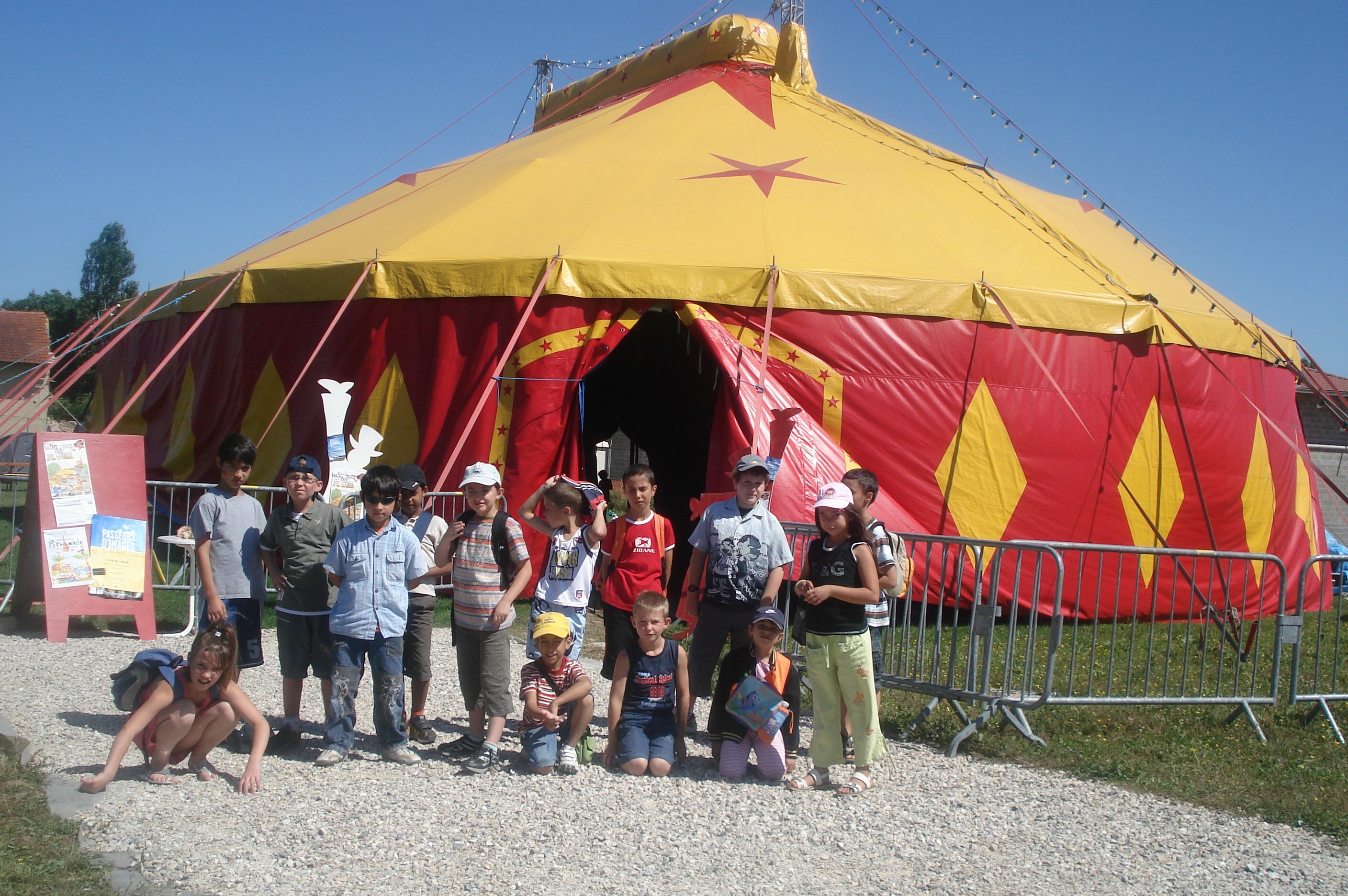 Un groupe d&#039;enfant devant un chapiteau de crque