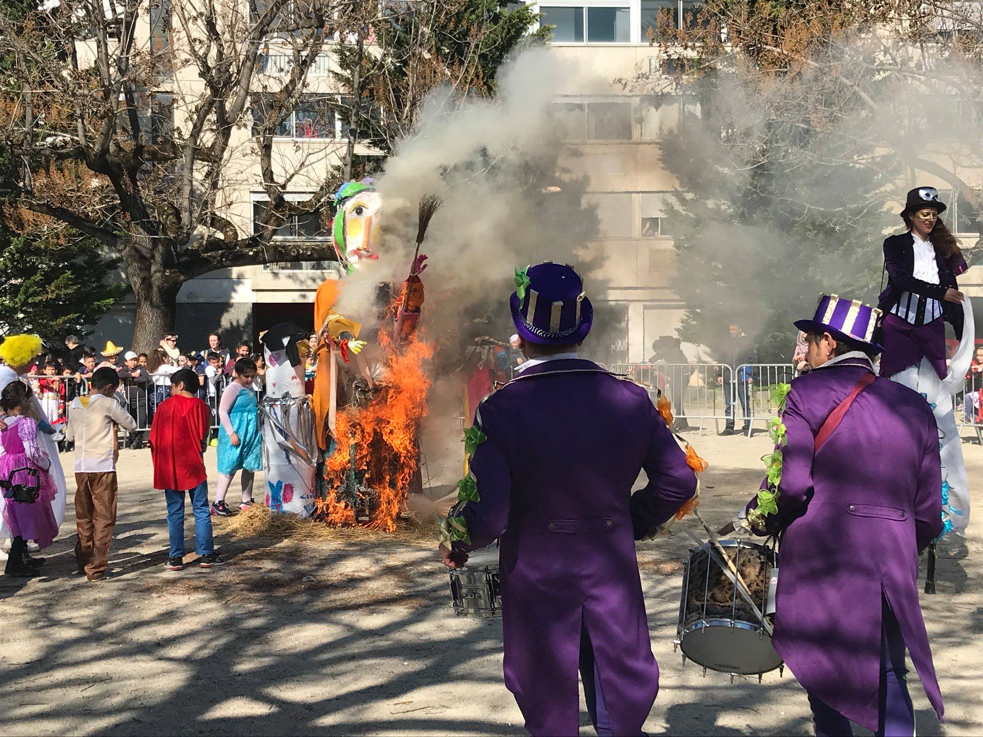 Photo de monsieur carnaval en train de brûler 
