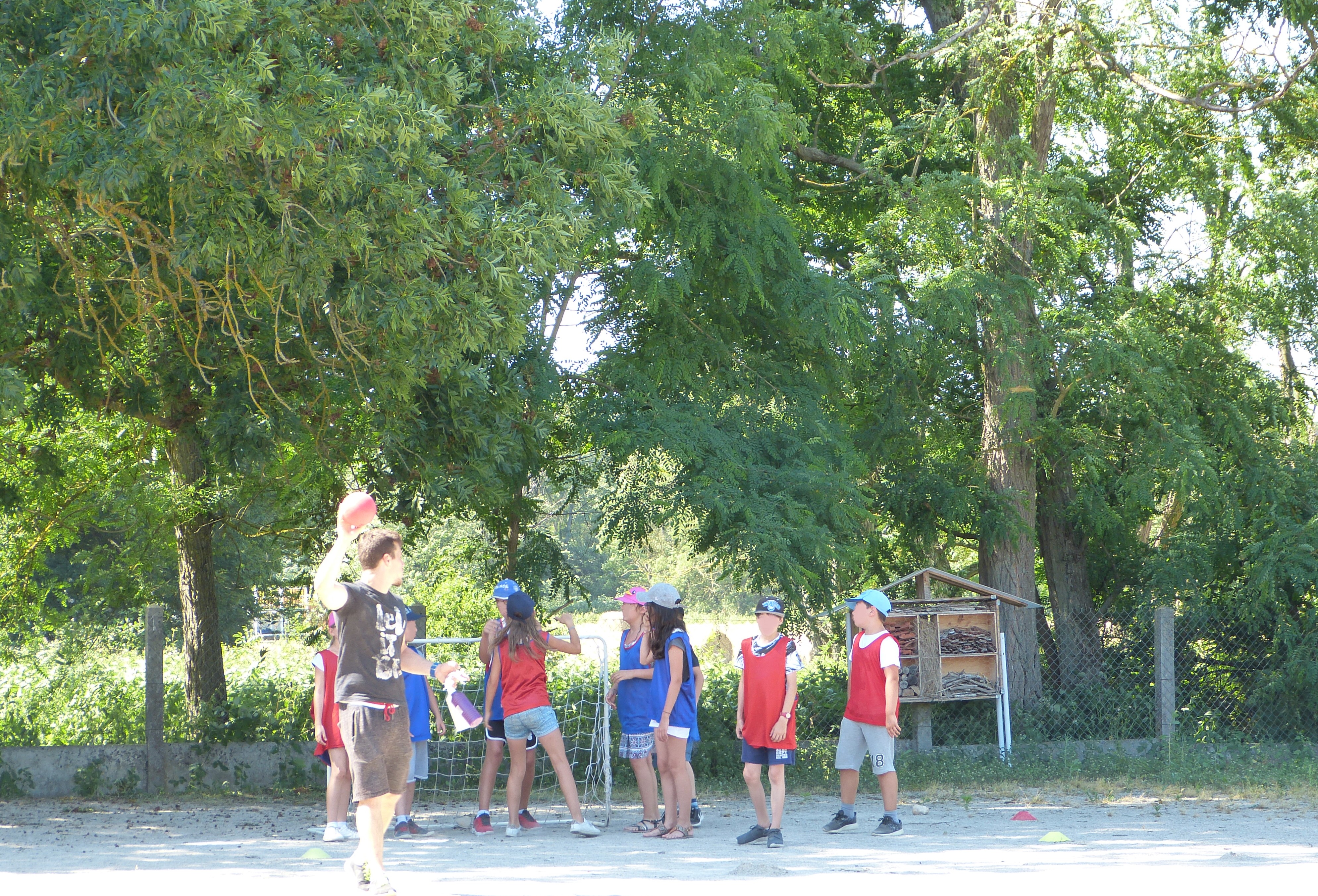 Groupe d&#039;enfant jouant à un sport collectif avec ballon 