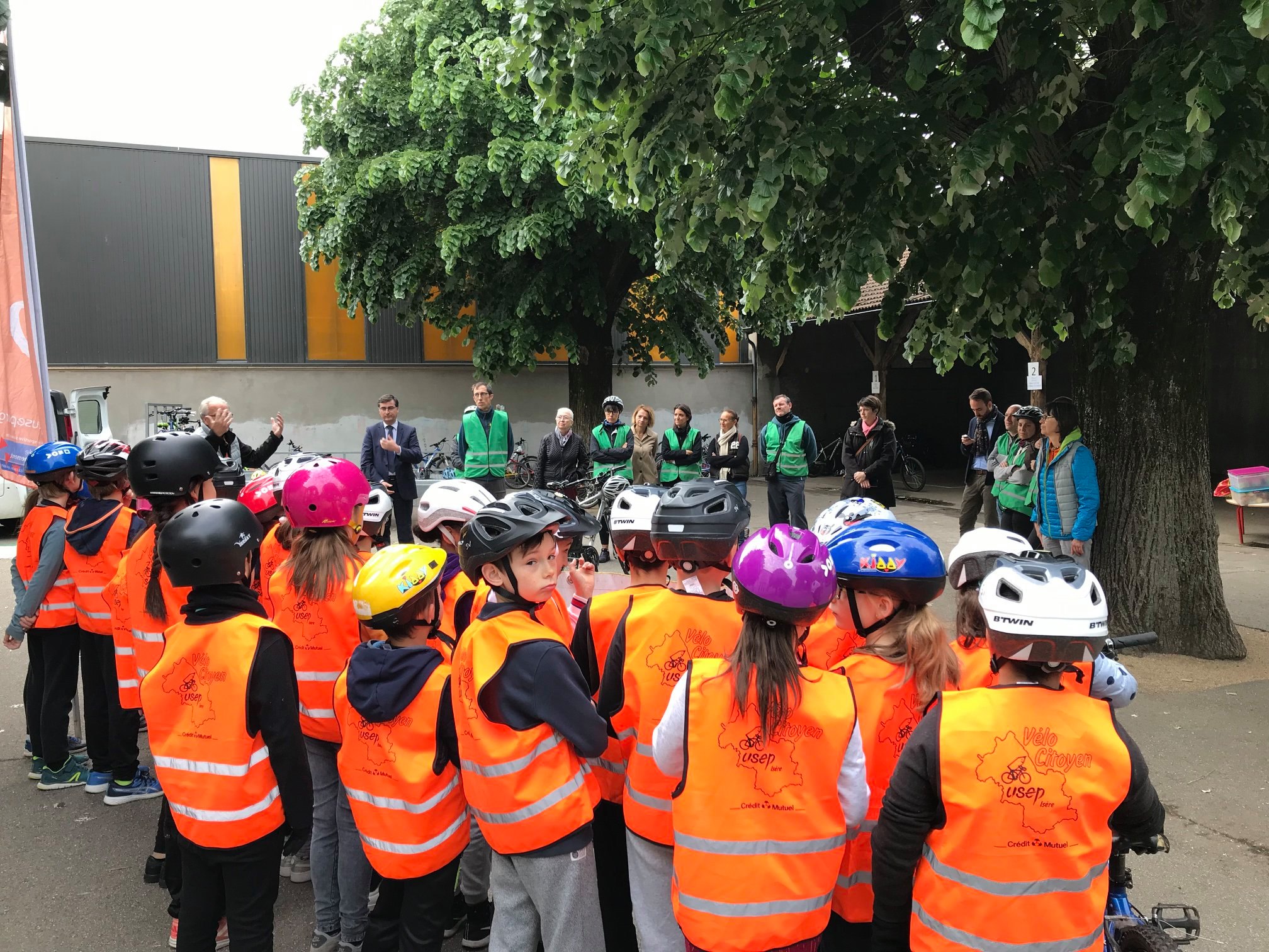 Image d’une groupe d’enfants de l’école jean jaurès au départ du projet vélo citoyen