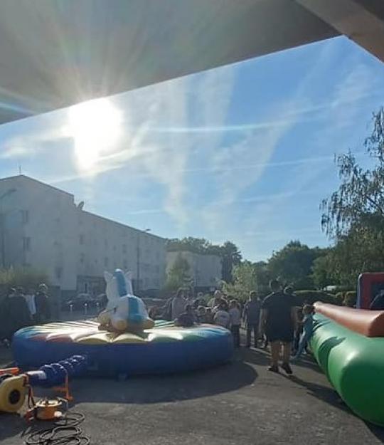 Septembre 2021 : sous le soleil, des structures gonflables et autres animations pour les portes ouvertes du centre social de vienne