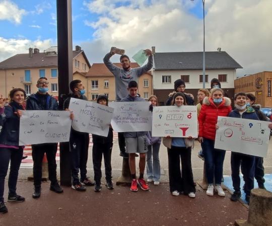 Le centre social Mosaïques à la 2e édition du Réseau Jeunes de l'Ain Les jeunes du Réseau Jeunes tenant fièrement des pancartes