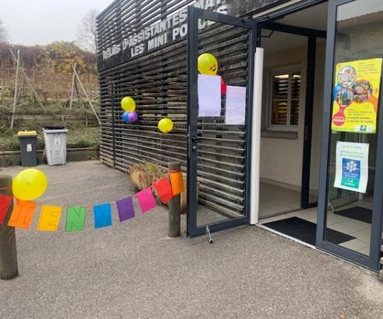 Journée des assistant(e)s maternel(le)s 2021 L'entrée du bâtiment a été décorée de ballons et banderoles "bienvenue" pour l'événément portes ouvertes