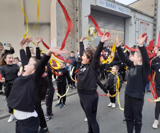 Charnaval Charnaval, enfant qui dansent