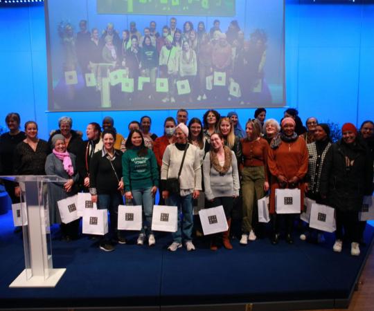 30 employées de collectivité sur la scène 30 employées de collectivité sur la scène