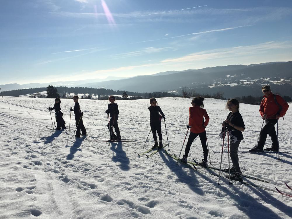 Groupe d'enfants en ski