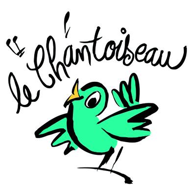 Logo du Chantoiseau : un oiseau bleu-vert dessiné, qui chante, des notes de musique volent au-dessus du nom de la crèche